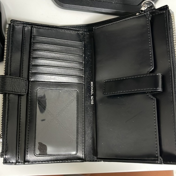 Michael Kors wristlet - Picture 3 of 3